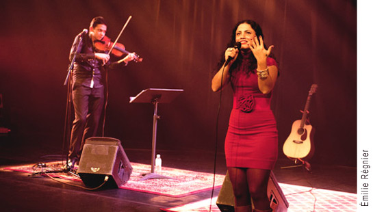 Photographie d’Emel Mathlouthi en spectacle en 2011.
