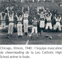 Une équipe masculine de cheerleading de 1940 animant une foule