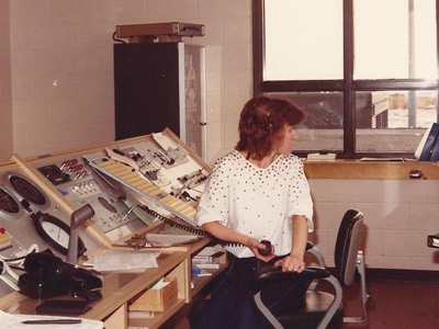 Photgraphie de Danielle Lalonde à son poste de travail en 1981.