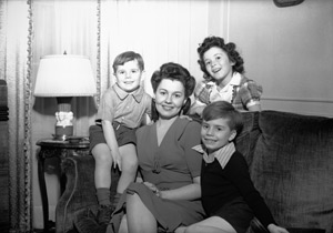 Photographie d’une mère,ses 3 enfants en 1950.
