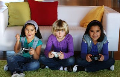 Photographie de 3 fillettes jouant aux jeux vidéo.