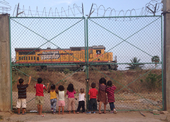 Photographie d'enfants regardant le train Bestia.