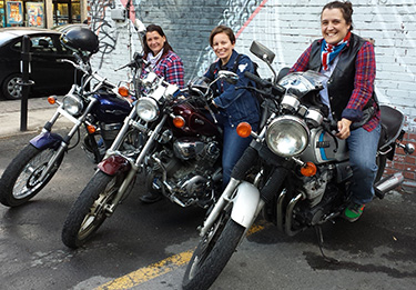 Trois femmes en moto.