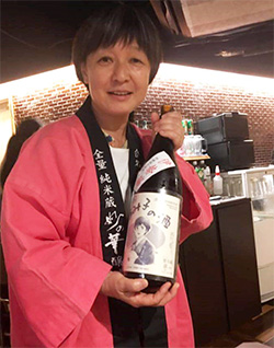 Photographie de Rumiko Moriki, productrice de saké.
