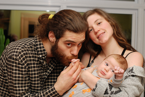 Photographie de Catherine, Mathieu et leur enfant.