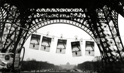 Photogrophie prise sous la tour Eiffel