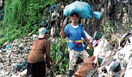 Photographie d'une femme vivant de l'industrie des déchets