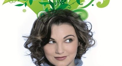 Photographie de plantes poussant sur la tête d'une femme.