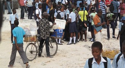 Photographie d'Haitiens à la journée d'ouverture des classes.