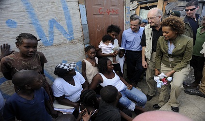 Photographie de Michaëlle Jean.avec des Haitiens.