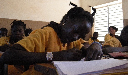 Photographie d'une jeune étudiante noire à l'école.