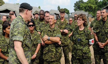Photographie de soldats avec le lieutenant-colonelle, Linda Garand.