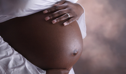 Photographie d'un ventre de femme enceinte.