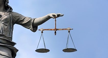 Image d'une statue personifiant la justice avec une balance.