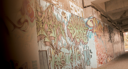 Photographie de grafities sur un mur de Montréal.