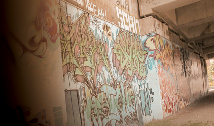 Photographie de grafities sur un mur de Montréal.