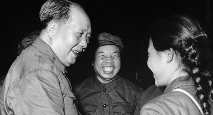 Photographie de Mao serra la main d'une Garde rouge