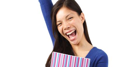 Photographie d’une femme heureuse tenant un cartable