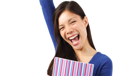 Photographie d’une femme heureuse tenant un cartable