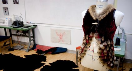 Photographie d'une veste en fourrure montée sur un mannequin.