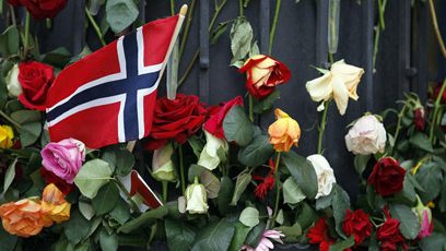 Photographie du drapeau de la Norvège avec des fleurs.