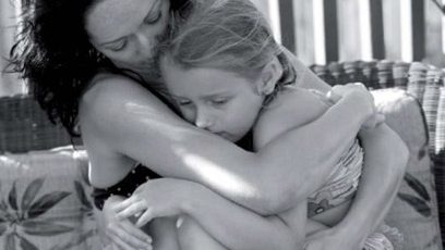 Photographie d’une mère serrant sa fille