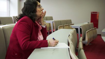 Femmes immigrante assise dans une salle de cours.