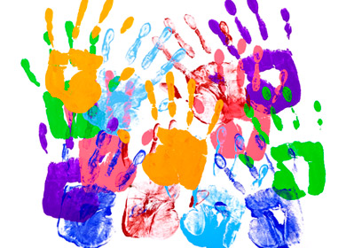 Illustration de mains en couleurs.