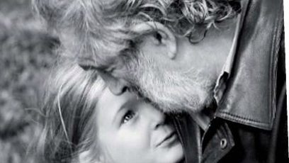 Photographie d’un père qui embrasse sa fille