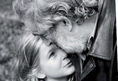 Photographie d’un père qui embrasse sa fille