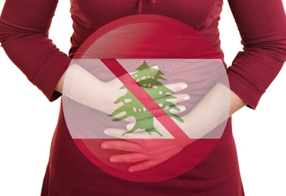 Montage photo d'une femme enceinte avec le drapeau libanais superposé.