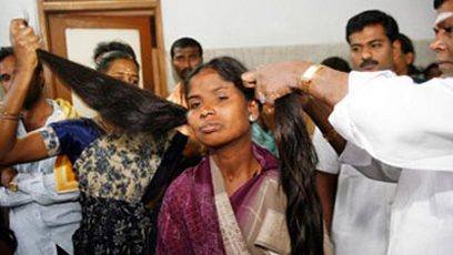 Photographie d'une jeune indienne se faisant couper ses longs cheveux
