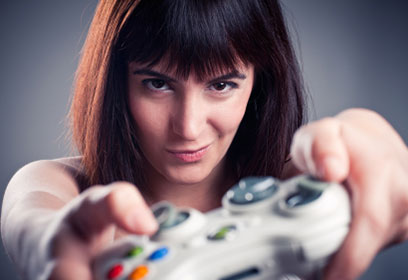 Jeune femme tenant une manette de jeux vidéo