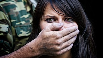 Femme avec la bouche couverte par la main d'un militaire
