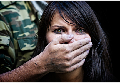 Femme avec la bouche couverte par la main d'un militaire