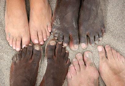 Photographie de pieds de plusieurs ethnies