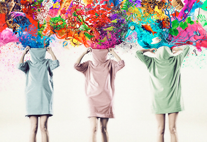 Femmes avec une explosion de peinture colorée qui leur sort de la tête