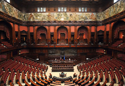 Photographie de l’intérieur du Parlement de la République italienne.