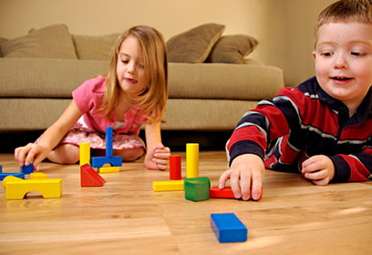 Photographie de deux enfants jouant avec des blocs de construction