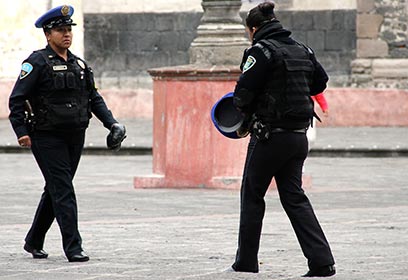 Photographie de deux policiers.