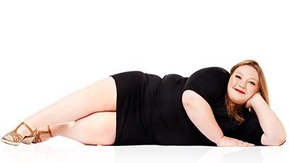 Photographie d’une femme taille plus allongée