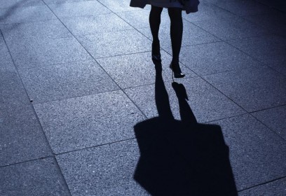 Femme qui marche dans la rue