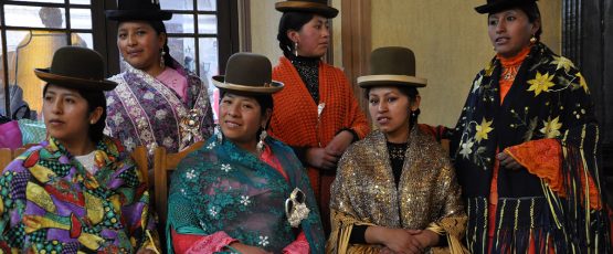 Photographie de Boliviennes avec des habits traditionnels.