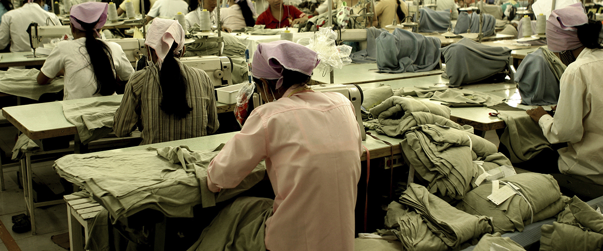Femmes travaillant dans une usine de vêtements.