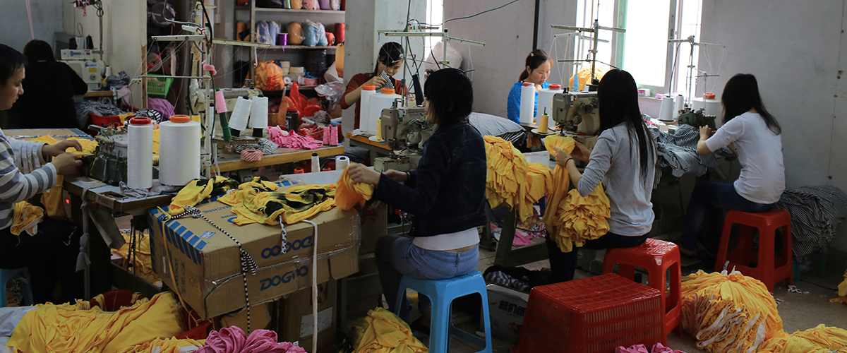 Photographie de trabailleuses dans une usine de vêtements.