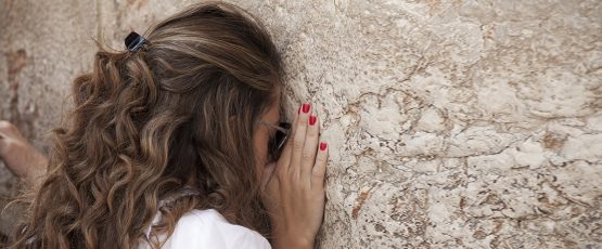 Jeune femme priant au mur des Lamentations.