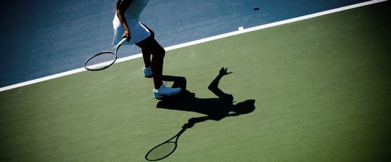 Une femme jouant au tennis.