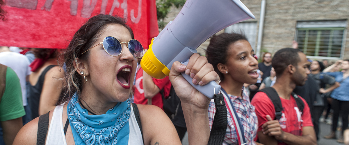 Femme avec un mégaphone à une manifestation.