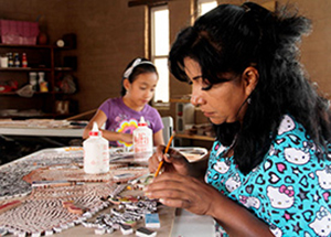 Photo de mère avec sa fille fabriquant une mosaïque.