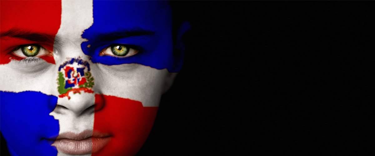 Photographie d'un visage de femme maquillé comme le drapeau de la Républi